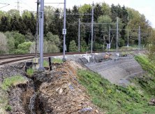 Sanace nestabilních náspů zemního tělesa v úseku Hájek - Dalovice - zahájení