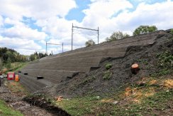 Sanace nestabilních náspů zemního tělesa v úseku Hájek - Dalovice - zahájení