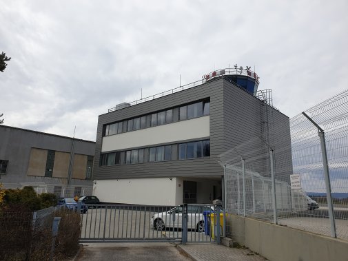Modernizace a dostavba objektu TWR LKKV na letišti Karlovy Vary - pohled JV