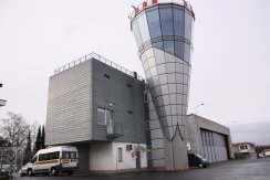 Modernizace a dostavba objektu TWR LKKV na letišti Karlovy Vary - pohled SV  původní stav